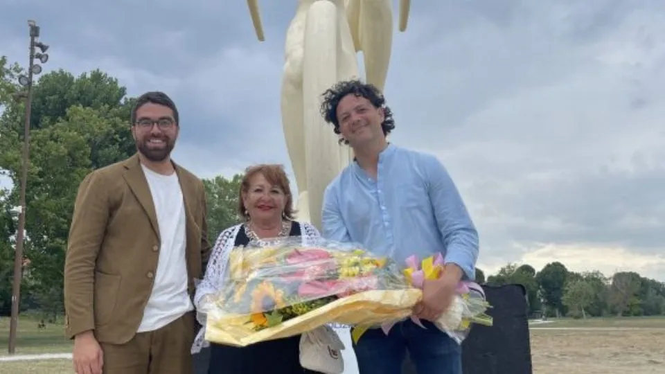 mamma Tonina alla recente inaugurazione della statua dedicata a Marco alla piazza sull’acqua