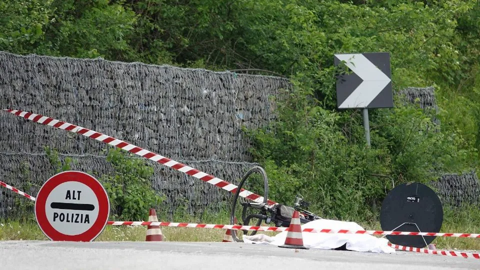 la vittima con a fianco la sua bici (foto Migliorini)