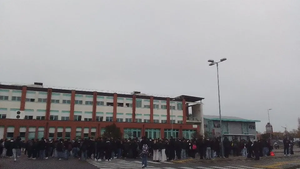 lo sciopero degli studenti davanti al Serpieri