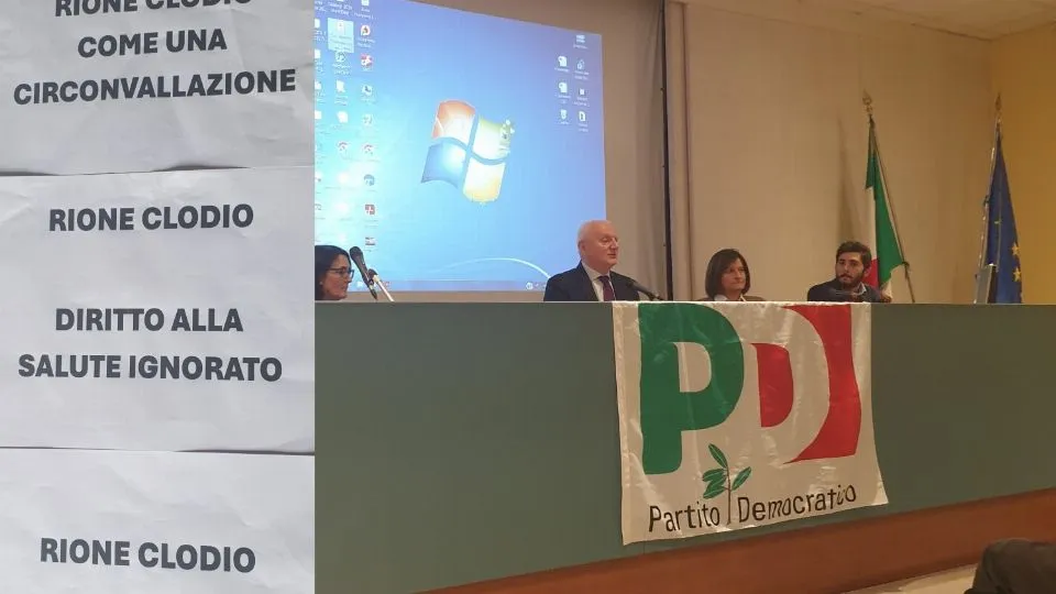i cartelli del comitato durante l’incontro Pd
