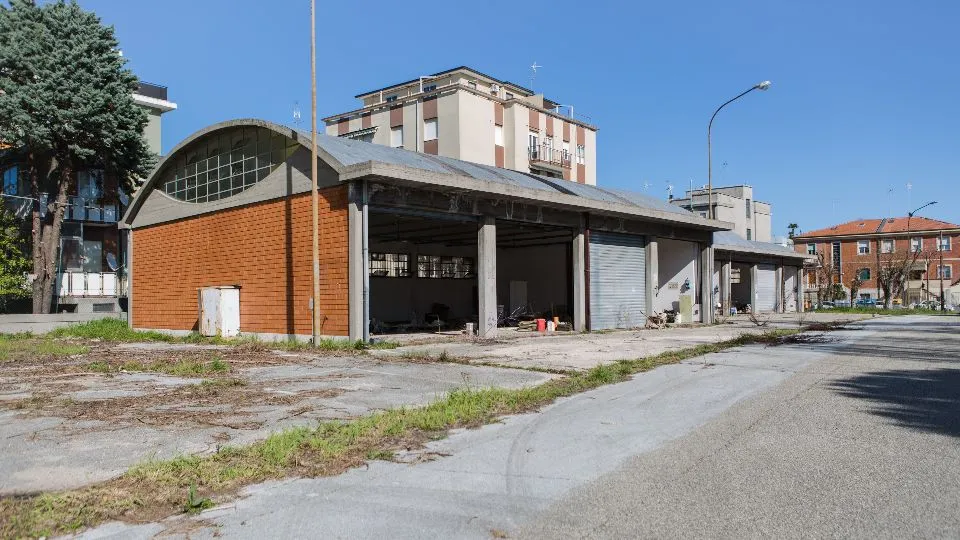 i vecchi magazzini in disuso nell’area ex Enel