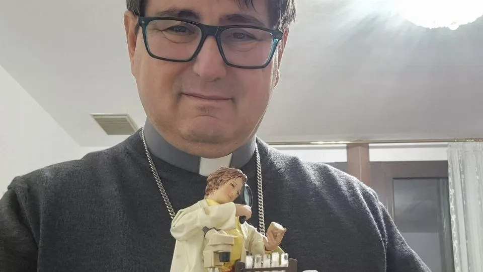 Il Vescovo con la statuina