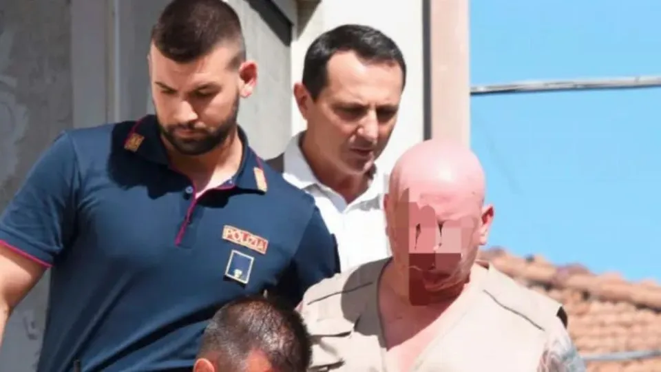 Vultaggio portato fuori dai poliziotti. Dietro il pm Bertuzzi (foto Migliorini)