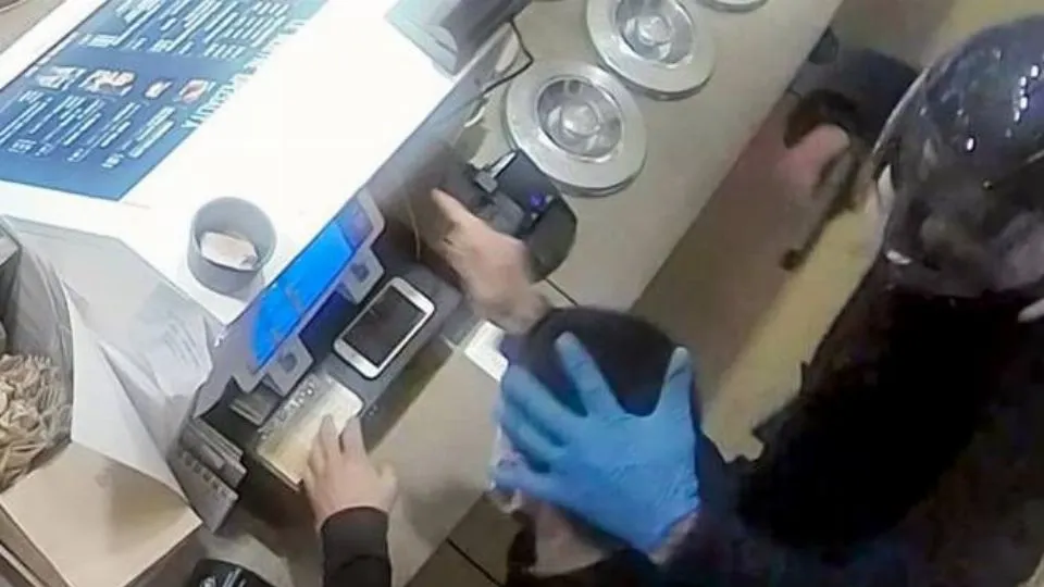 il rapinatore punta la pistola contro la dipendente della gelateria