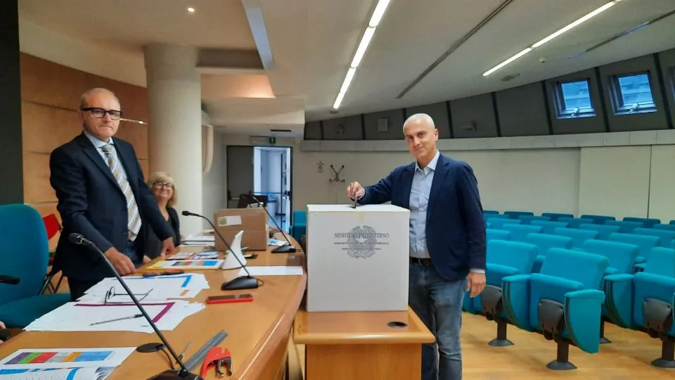 il sindaco Sadegholvaad al voto
