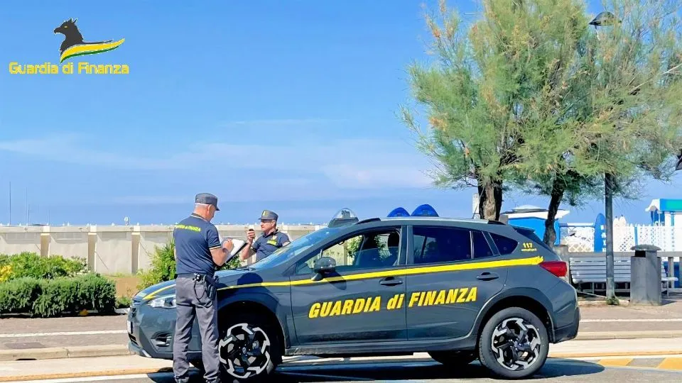 La guardia di finanza sulla spiaggia di Rimini