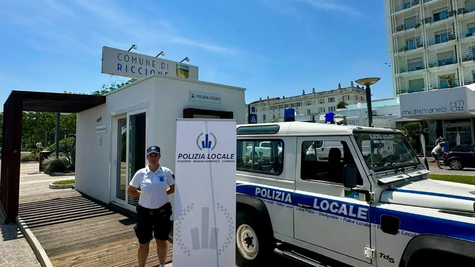 il nucleo di polizia locale che presidia la spiaggia
