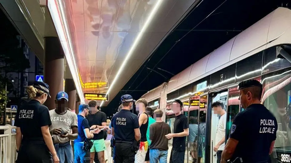 controlli della polizia locale al capolinea del Metromare
