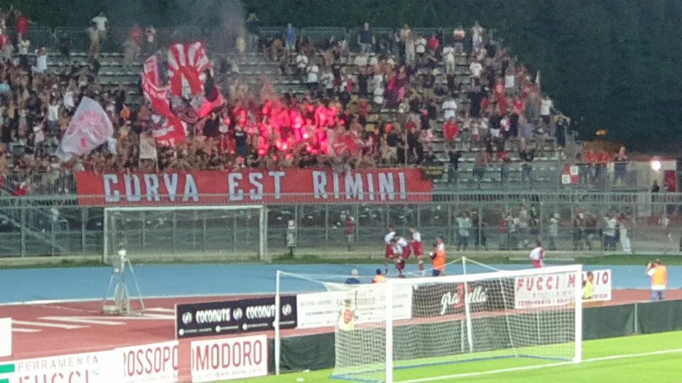 Langella festeggia il gol partita sotto la Curva Est