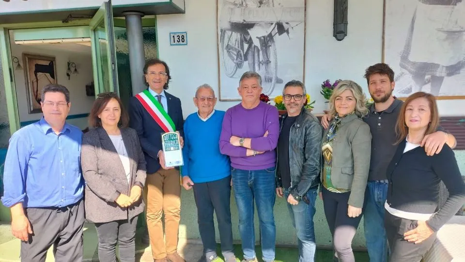 la consegna della targa