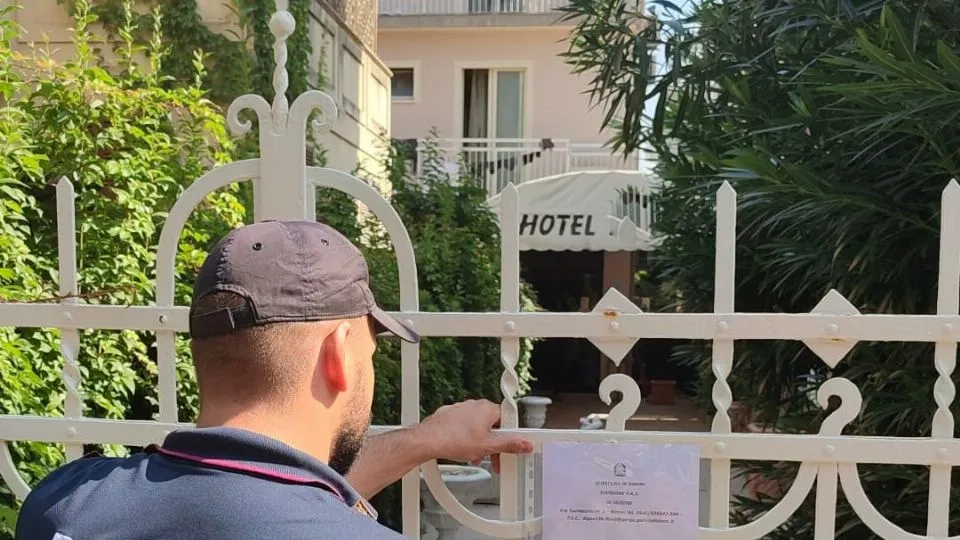 Chiusura hotel 3 stelle via Cirene a Rimini