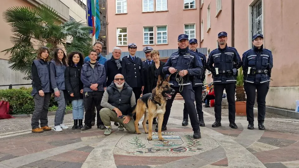 Dark con la sua nuova famiglia: la polizia locale