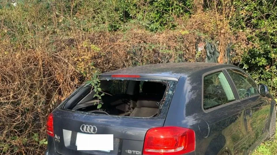 un’auto abbandonata