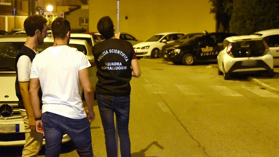 i sopralluoghi sotto la Cam 3 della Squadra Mobile (foto Migliorini)