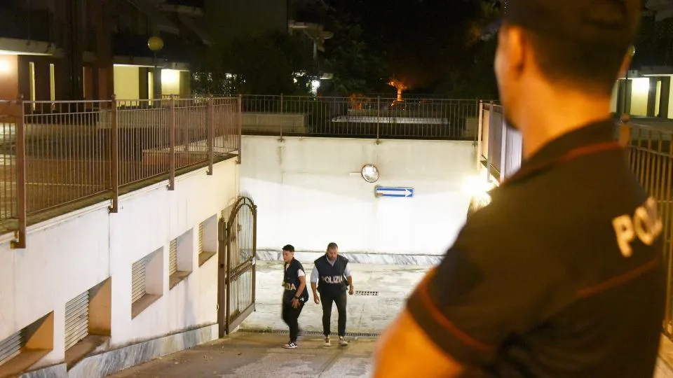 alcuni sopralluoghi della polizia nei garage i via del Ciclamino (foto Migliorini)