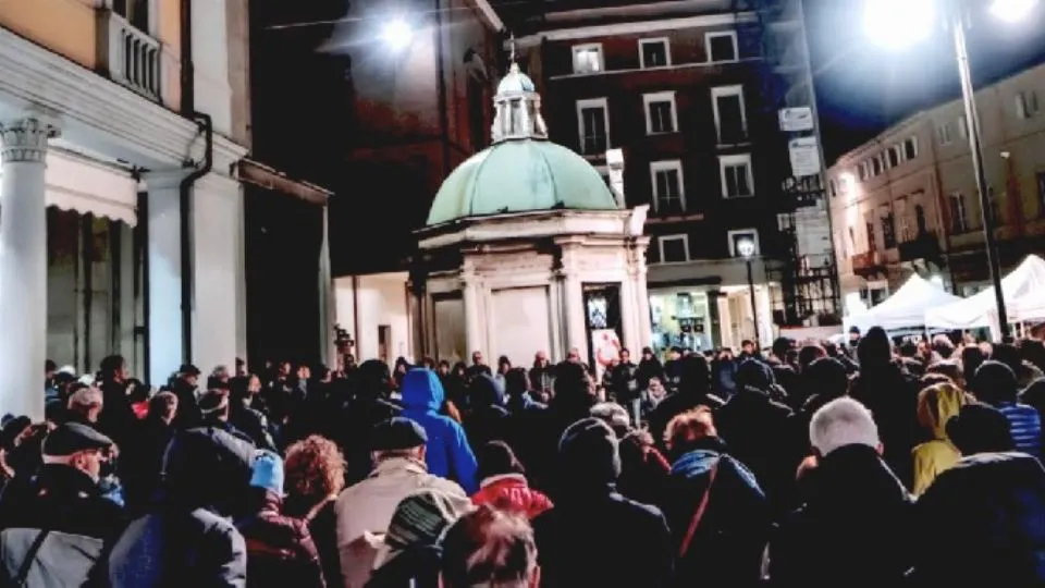 una preghiera in piazza
