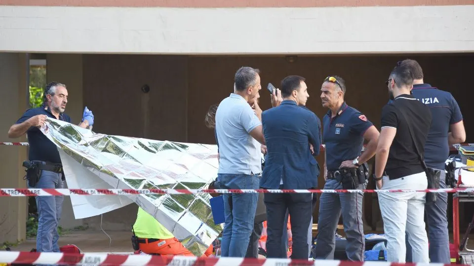 Tragedia in via delle Piante, muoiono madre e figlio. I rilievi (foto Adriapress)