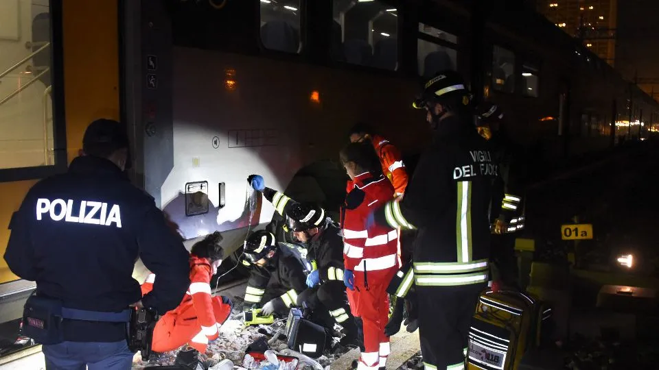 La donna mentre viene soccorsa (foto Migliorini)