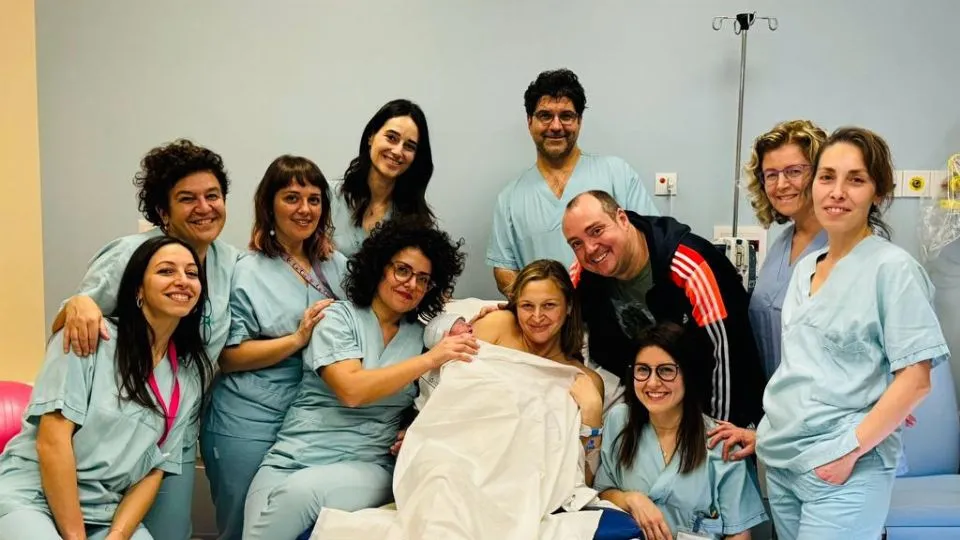 il piccolo Edoardo con i genitori Manuela e Tommaso e il personale di sala parto (da destra a sinistra, in prima fila: Ostetriche Sara Ferracane, Sara Gabrielli, Simona Buemi, Dott.ssa Federica Tegazi. In seconda fila Dott.ssa Patrizia Brandolin, Dott.