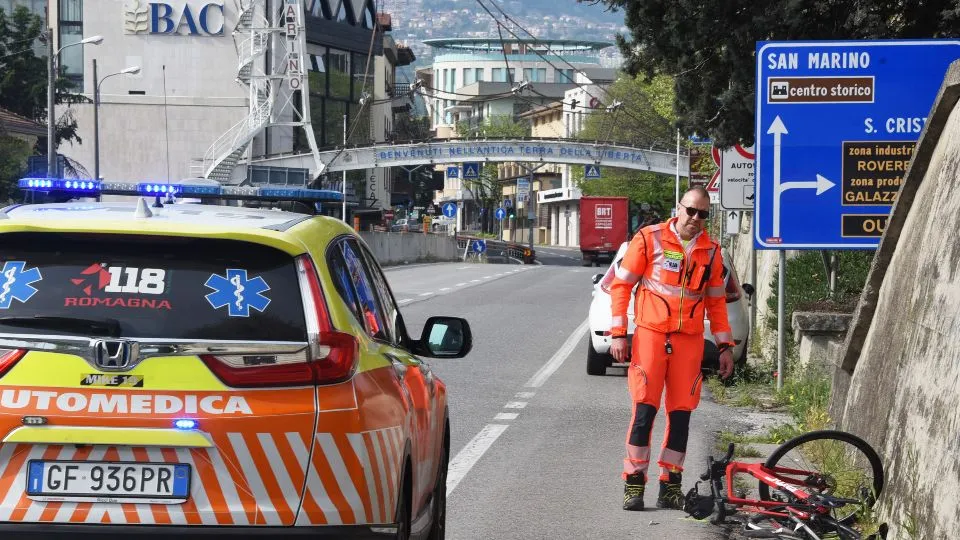 La bici a terra a circa 100 metri dal confine con San Marino (foto Migliorini)