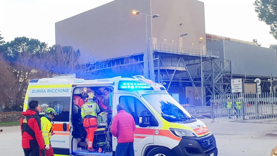 Vigili del Fuoco e 118 all’inceneritore (foto Adriapress)