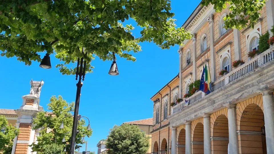 le bandiere del Municipio a mezz’asta