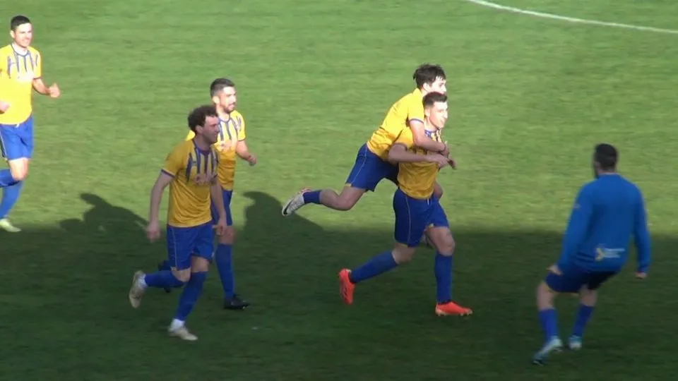 Vivo festeggiato dai compagni dopo il gol dell’1-0
