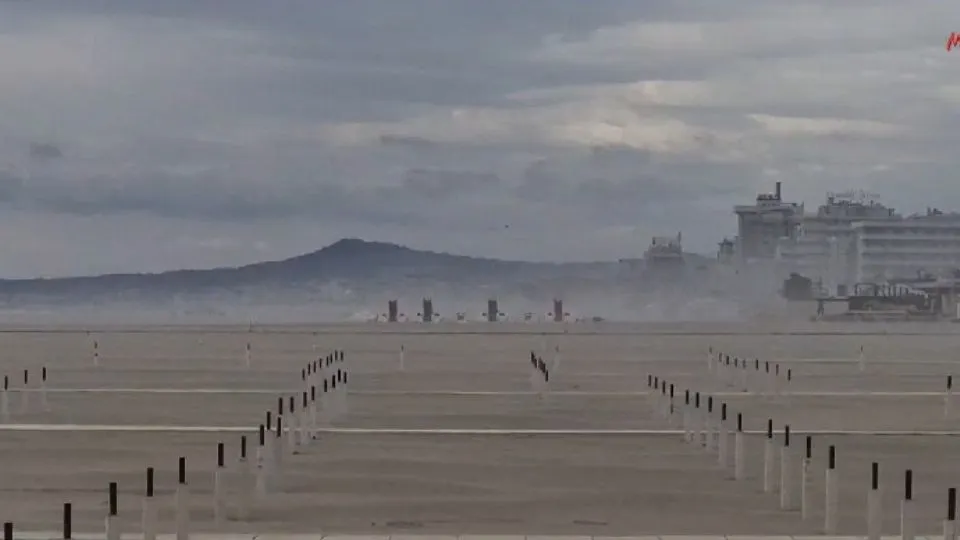 la spiaggia di Rimini oggi (@meteoroby)