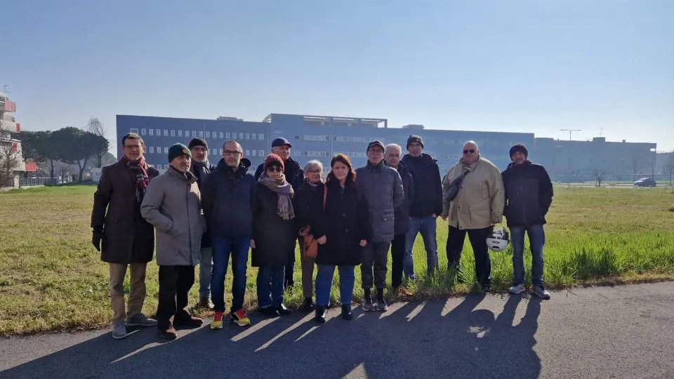 un gruppo di residenti con alle spalle l’ex questura
