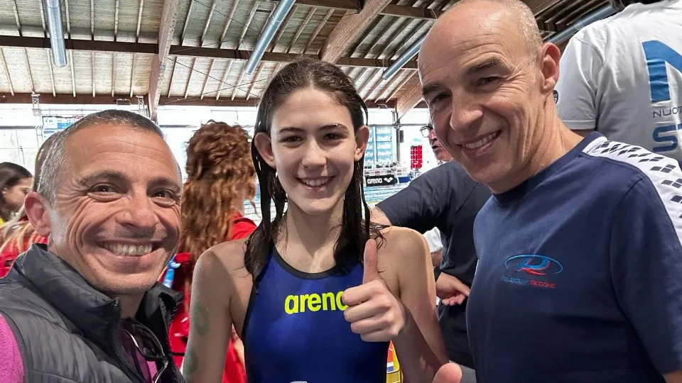 da sinistra: il presidente di Polisportiva Riccione Michele Nitti, con Gaia Bilancioni e Massimiliano Benedetti
