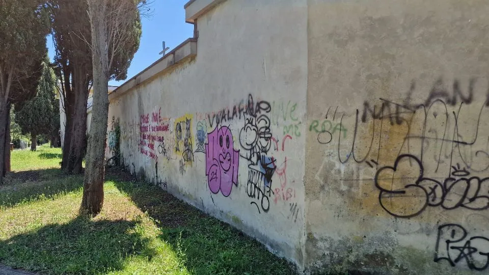 i muri vandalizzati
