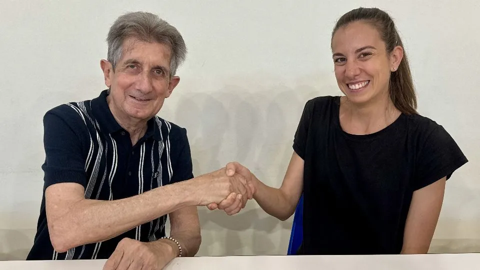 La stretta di mano tra il presidente del Riccione Volley, Giuseppe Tontini, e Giulia Saguatti