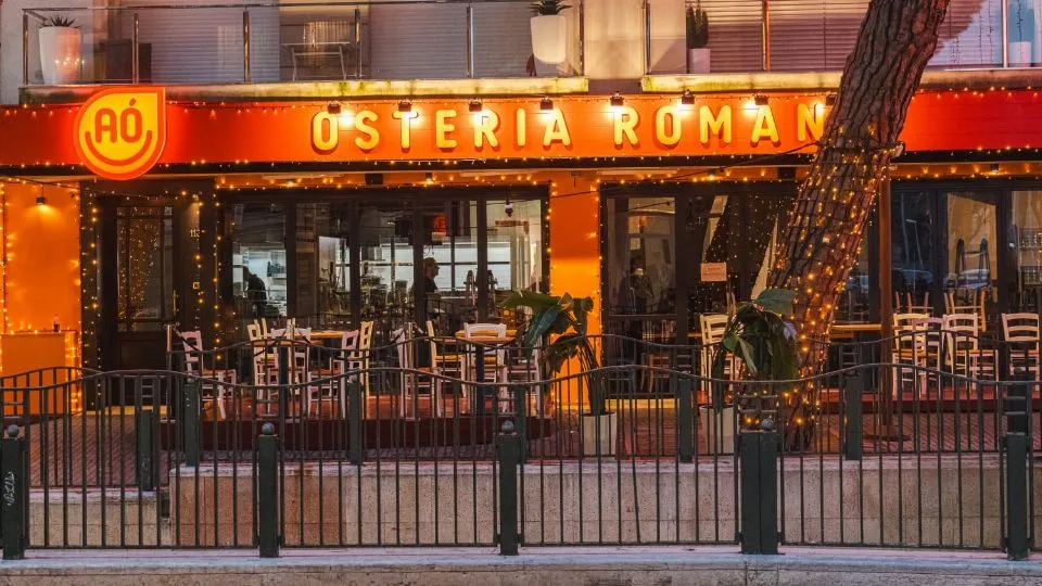 l’ingresso dell’osteria