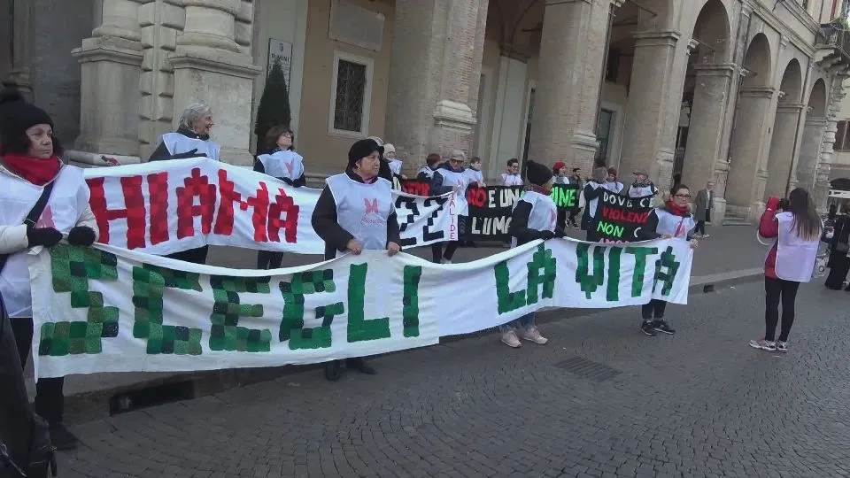 la marcia contro la violenza sulle donne a Rimini