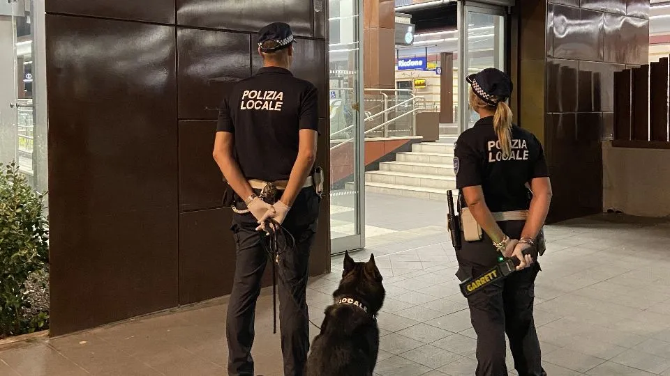 polizia locale fuori dalla stazione di Riccione