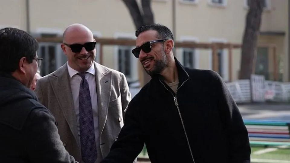 Fabio Quagliarella stringe la mano al Vescovo