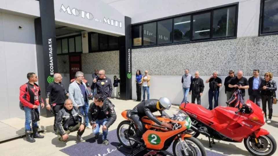 I pasisti con Bevilacqua e la moto di Pasolini a Moto dei Miti