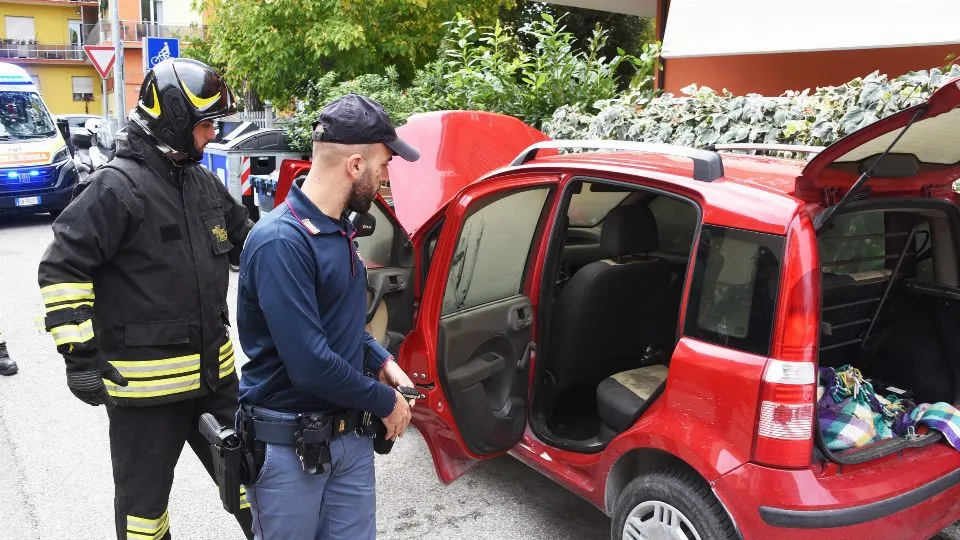 la Panda rossa bruciata dal piromane (foto Migliorini) 
