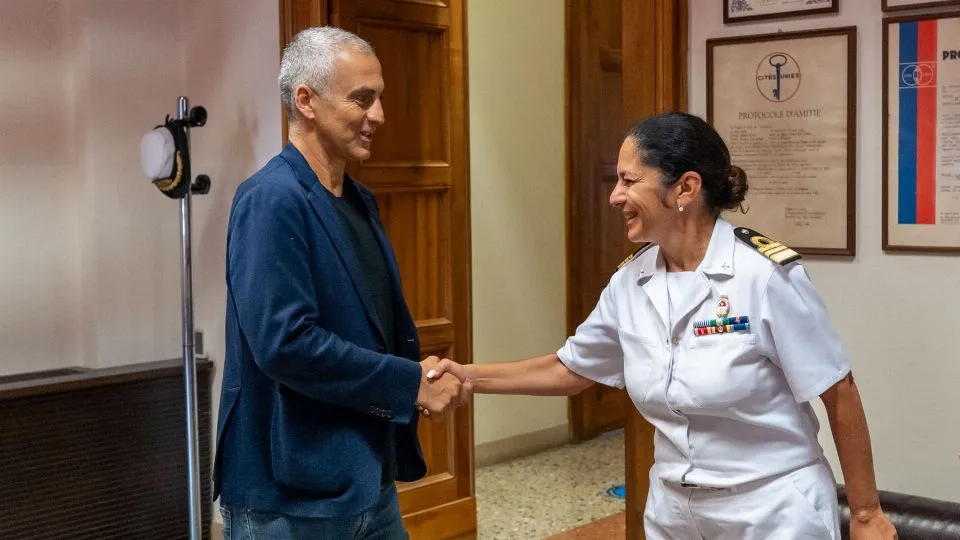 La comandante Capozzella e il Sindaco Sadegholvaad
