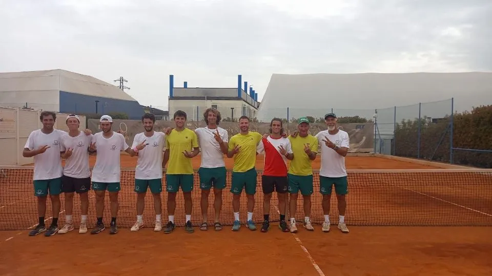 La formazione del Tennis Club Viserba schierata sui campi del Borgotrebbia