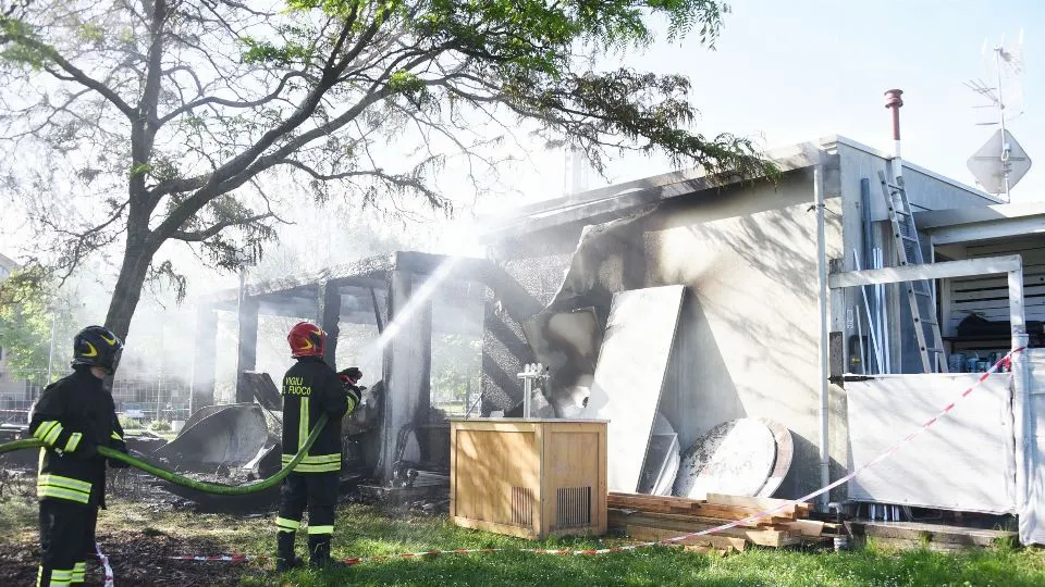 i vigili del fuoco durante le operazioni di spegnimento