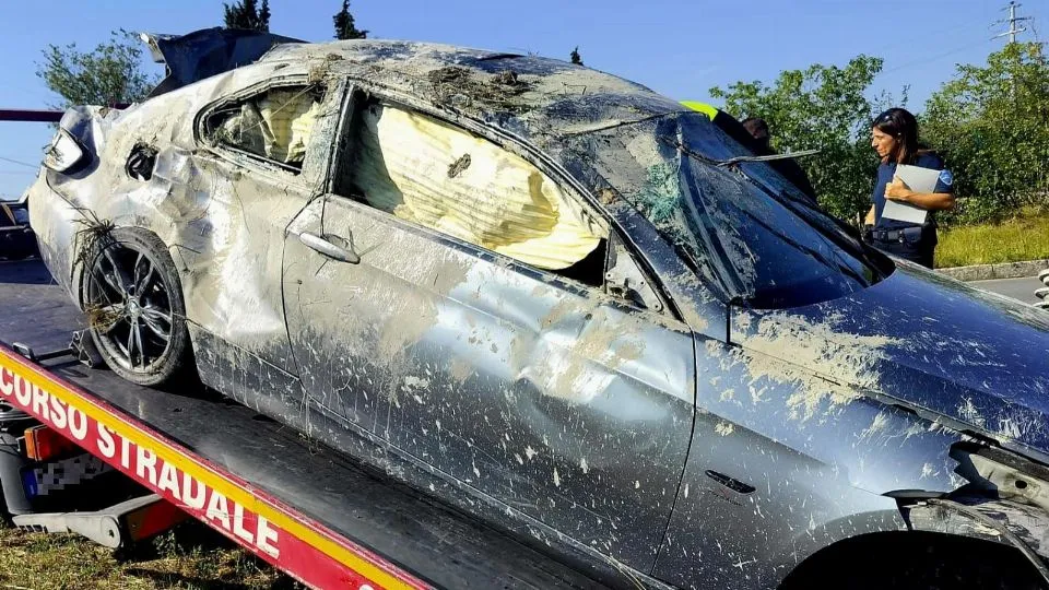l’auto distrutta dopo l’incidente (Adriapress)