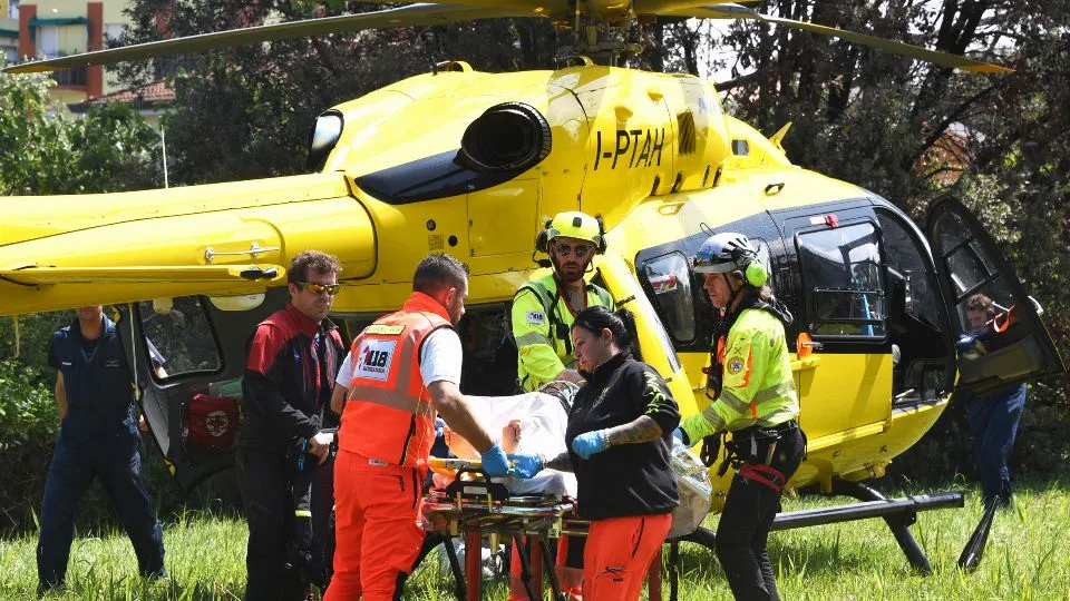 Il 38enne mentre viene caricato in elisoccorso (foto Migliorini)