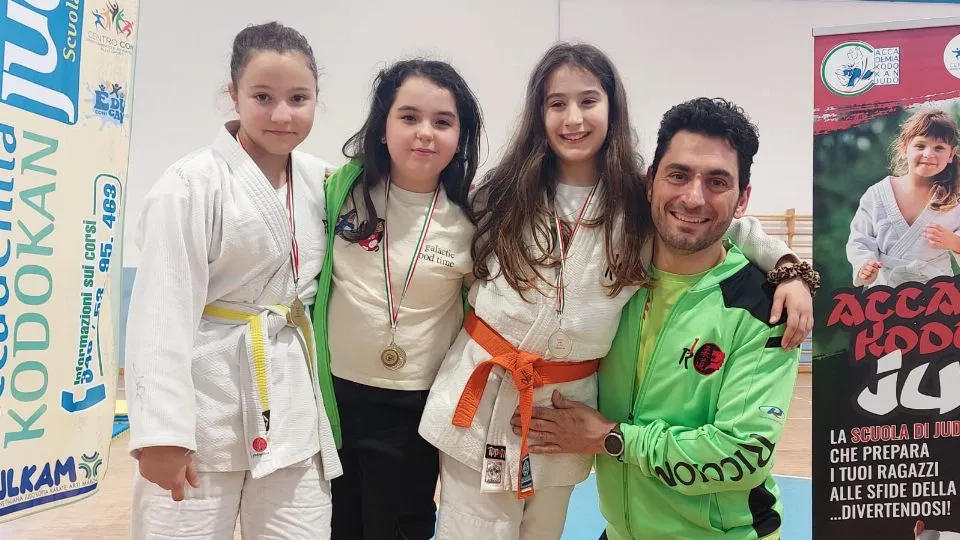 Maestro Longo con le ragazze Giulia Longo, Giulia Matteini e Greta Valentini
