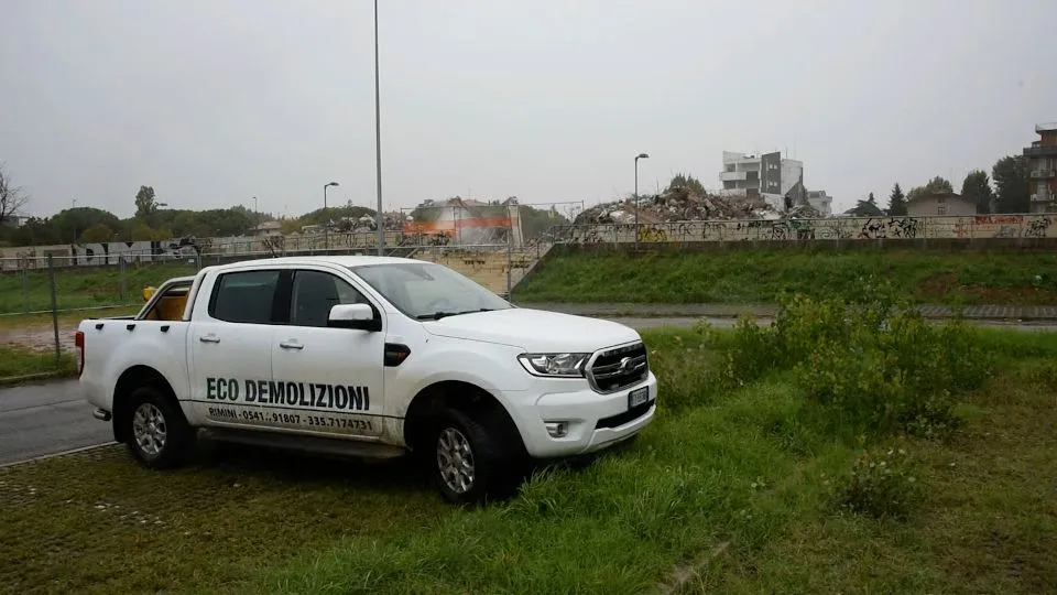 Dello stabile di via Bassi non resta praticamente più nulla. Foto Adriapress.
