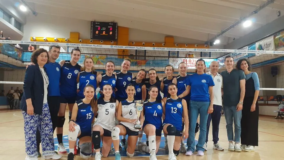 La nazionale sammarinese per la foto di rito con il Trofeo Memorial Paolo Benvenuti