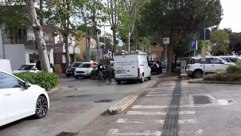 via Frosinone a Riccione “invasa” da veicoli in sosta
