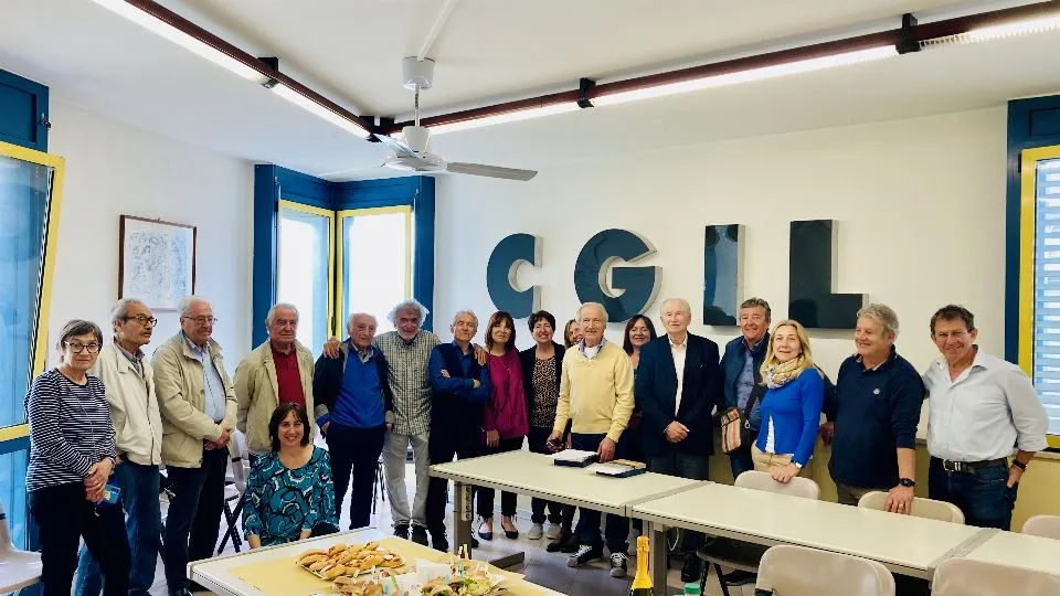 foto di gruppo coi premiati
