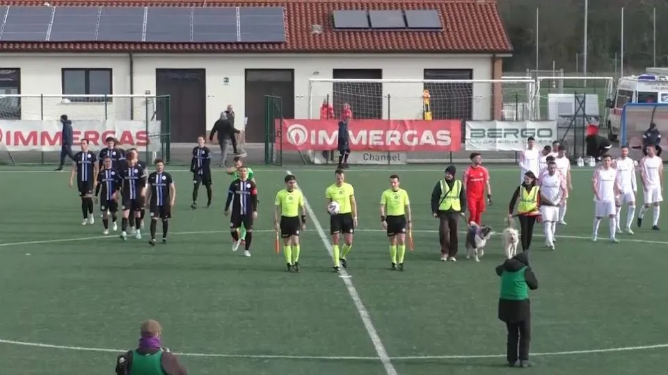 L’ingresso in campo delle due squadre