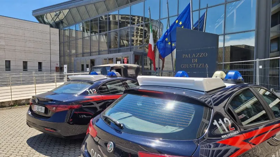 le gazzelle dei carabinieri davanti al tribunale
